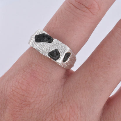 RAW SAPPHIRE SCATTER SIGNET RING